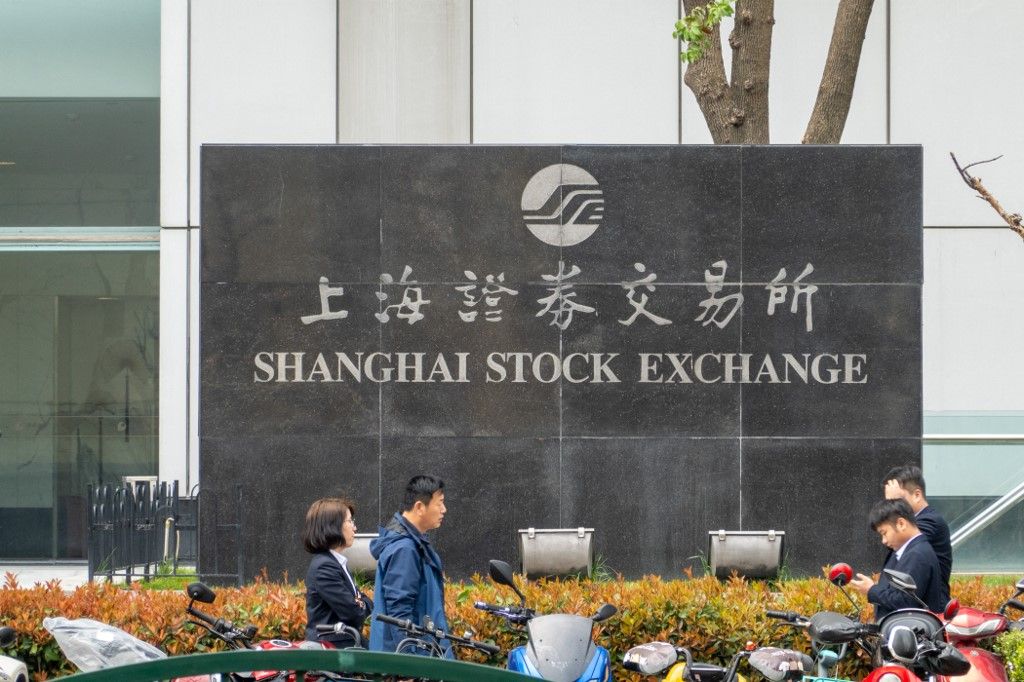 sanghaj Shanghai Stock ExchangeCitizens are walking past the Shanghai Stock Exchange in front of the Lujiazui Securities Building in Pudong, Shanghai, China, on March 25, 2024. (Photo by Costfoto/NurPhoto) (Photo by CFOTO / NurPhoto / NurPhoto via AFP)