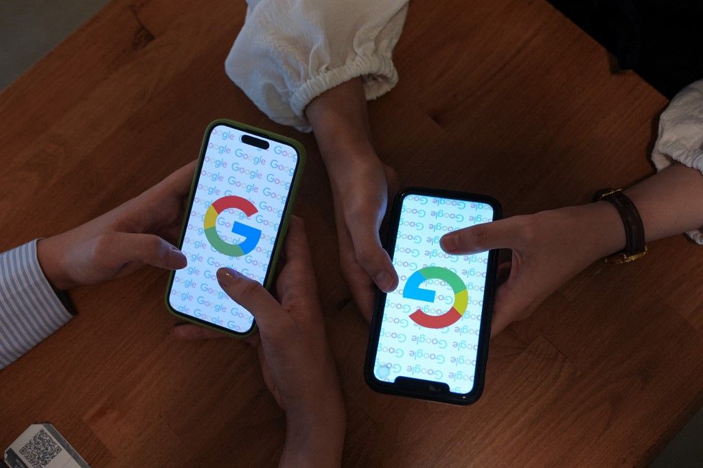 Google
ANKARA, TURKIYE - SEPTEMBER 03: Two women look at their mobile phones displaying the logo of Google in Ankara, Turkiye on September 03, 2024. Dilara Irem Sancar / Anadolu (Photo by Dilara Irem Sancar / ANADOLU / Anadolu via AFP)