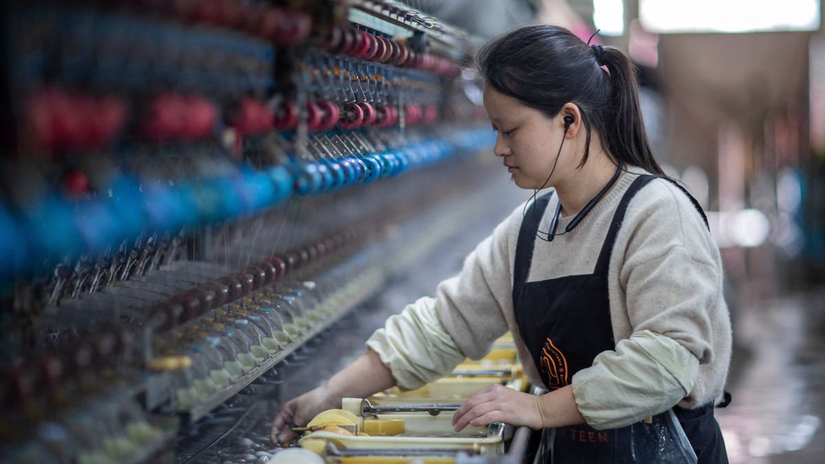 a Mulberry Silk Processing Workshop in Xinghua olasz luxus