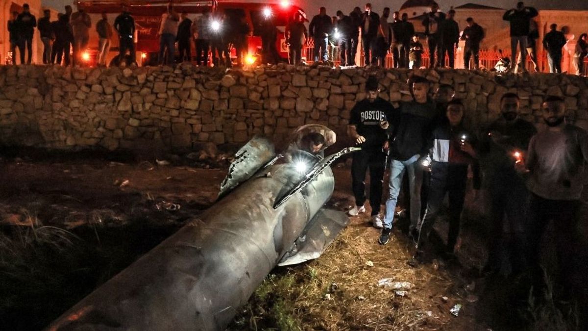 Irán rakétatámadást intézett Izrael ellen, robbanások százait hallották, a légteret lezárták – videók