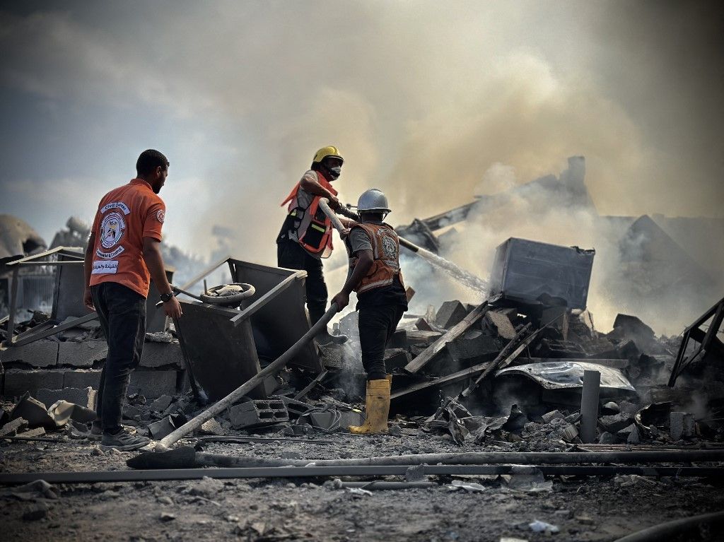 Israeli attacks on Gaza cause a fire
KHAN YUNIS, GAZA - OCTOBER 07: Civil defense teams conduct fire extinguishing and search and rescue operations after Israeli army's attack, which caused a fire to break out in a house and a shop in the on Bani Suheila town in Khan Yunis, Gaza on October 07, 2024. Hani Alshaer / Anadolu (Photo by Hani Alshaer / ANADOLU / Anadolu via AFP) Gázai-övezet
