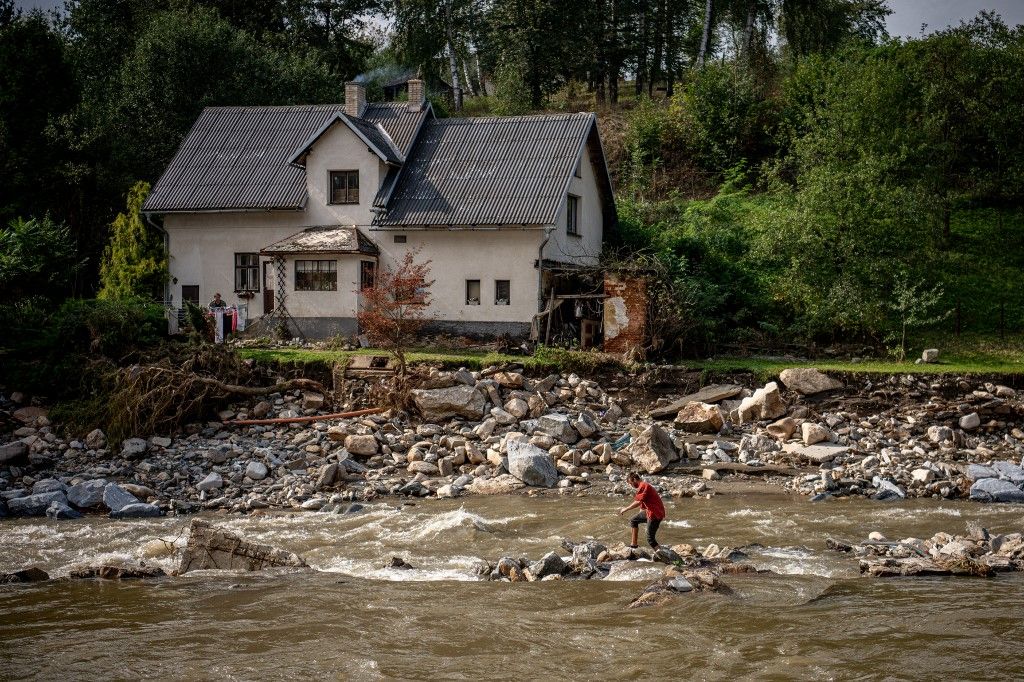 Recovery efforts underway following heavy flooding in Czech Republic hiány