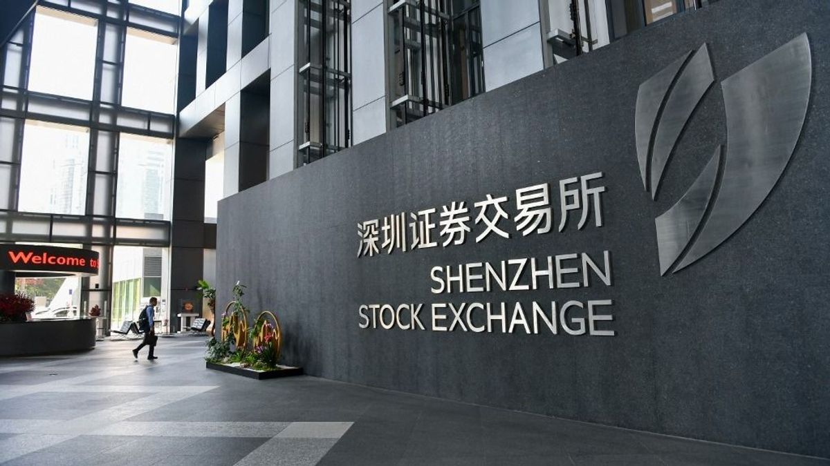 Apró betűs kínai írásokat silabizál a Wall Street