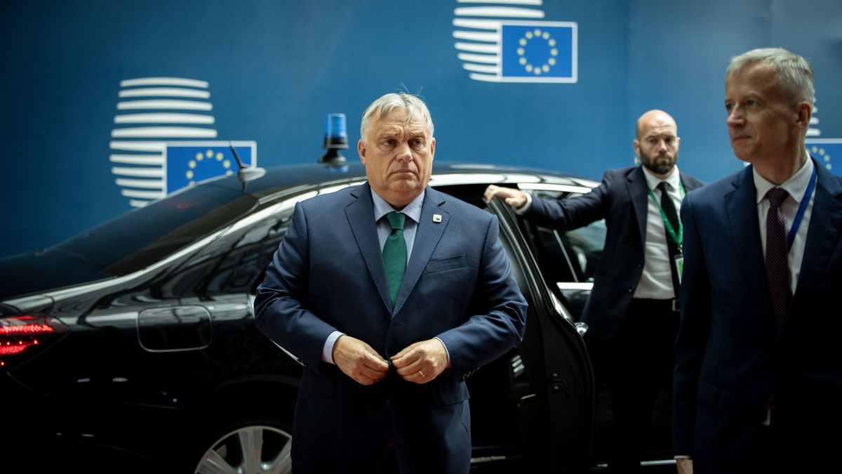 Ő rontott rá Orbán Viktorra az uniós sajtótájékoztatóján