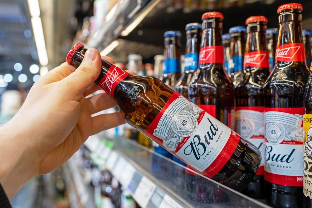 AB Inbev, sör, Budweiser,Beer,Bud,Bottles,On,Shelves,In,A,Supermarket.,Buyer