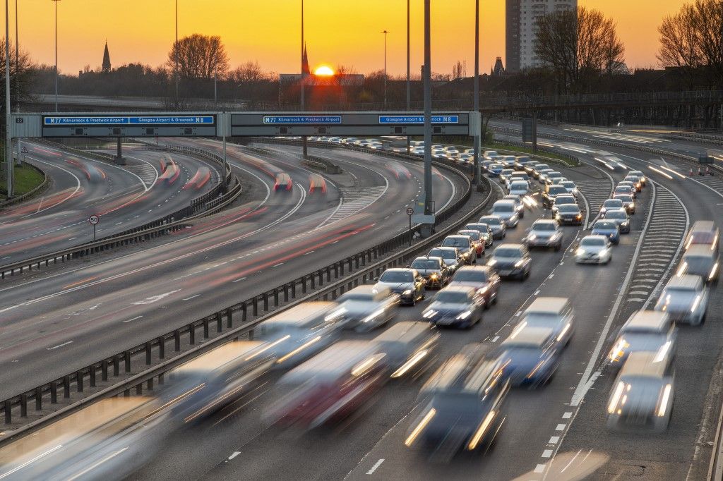 Sunset over M8 motorway traffic, Glasgow, Scotland, United Kingdom, Europe
villanyautó
