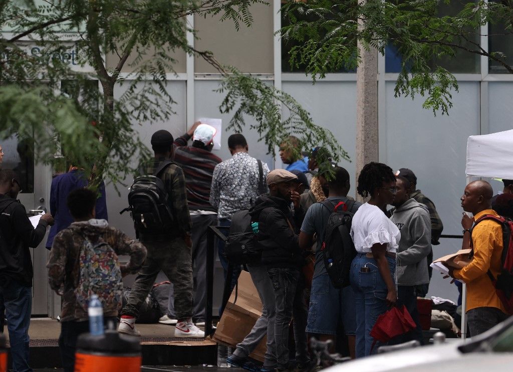 Refugees Left Sleeping on Toronto Streets
TORONTO, ON - JULY 15 :  Refugees are seen outside Assessment and Referral Centre at Richmond and Peter streets in Toronto, Ontario on July 15, 2023. Due to lack of beds around 30 refugees and asylum seekers camp outside Assessment and Referral Centre. Mert Alper Dervis / Anadolu Agency (Photo by Mert Alper Dervis / ANADOLU AGENCY / Anadolu via AFP) Migráció