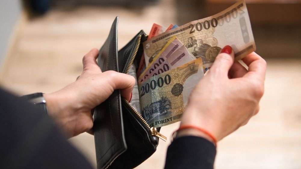 A,Woman,Puts,Hungarian,Forints,In,Her,Wallet.,The,Woman készpénz