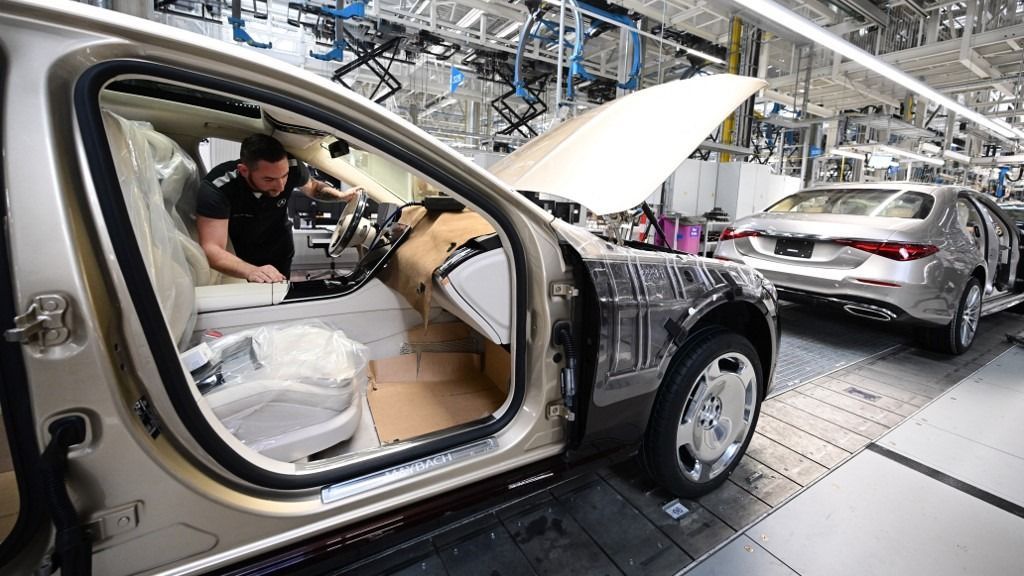 Mercedes-Benz Group AG Production
PRODUCTION - 13 February 2023, Baden-Württemberg, Sindelfingen: Employees of the Stuttgart-based car manufacturer Mercedes-Benz work on the production line for luxury and luxury-class vehicles in Factory 56 at the Merecdes-Benz plant in Sindelfingen. In addition to the EQS, all variants of the Mercedes-Benz S-Class and the Mercedes-Maybach S-Class come off the production line at Factory 56. The company will present its 2022 business figures on Friday. Photo: Bernd Weißbrod/dpa (Photo by BERND WEISSBROD / DPA / dpa Picture-Alliance via AFP) német