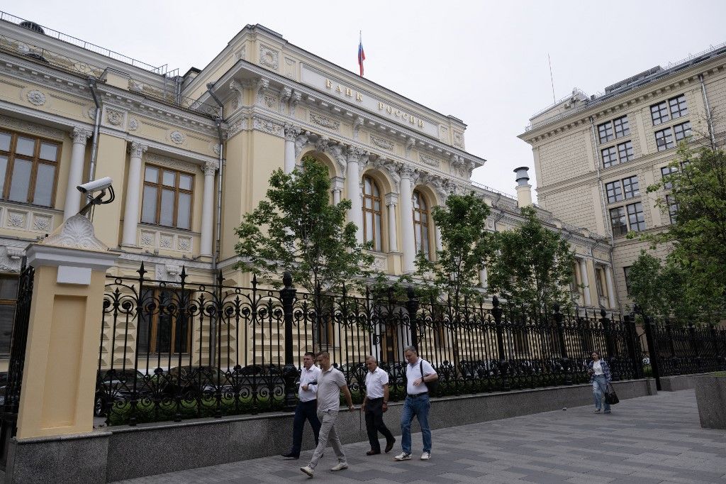 Pedestrians walk past the Russian Central Bank headquarters in Moscow on June 7, 2024. Russia's central bank held interest rates unchanged on June 7, 2024, despite inflation running well ahead of government plans and repeated warnings that a surge in military spending is overheating the economy. (Photo by Natalia KOLESNIKOVA / AFP), kamat, alapkamat, rubel