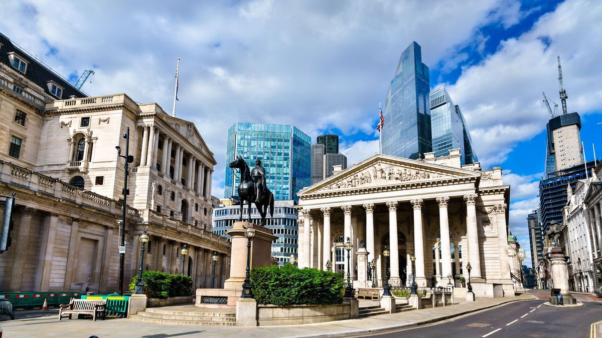 lseg, londoni tőzsdeüzemeltető, City of London with Royal Exchange at Bank Junction, England