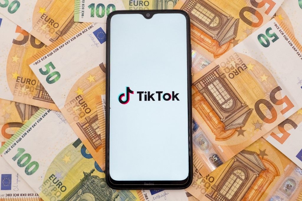 Logo Photo Illustration, Egy felhasználó szerint a TikTok jelentős egyszeri bónuszt ad bizonyos megtekintési számokért