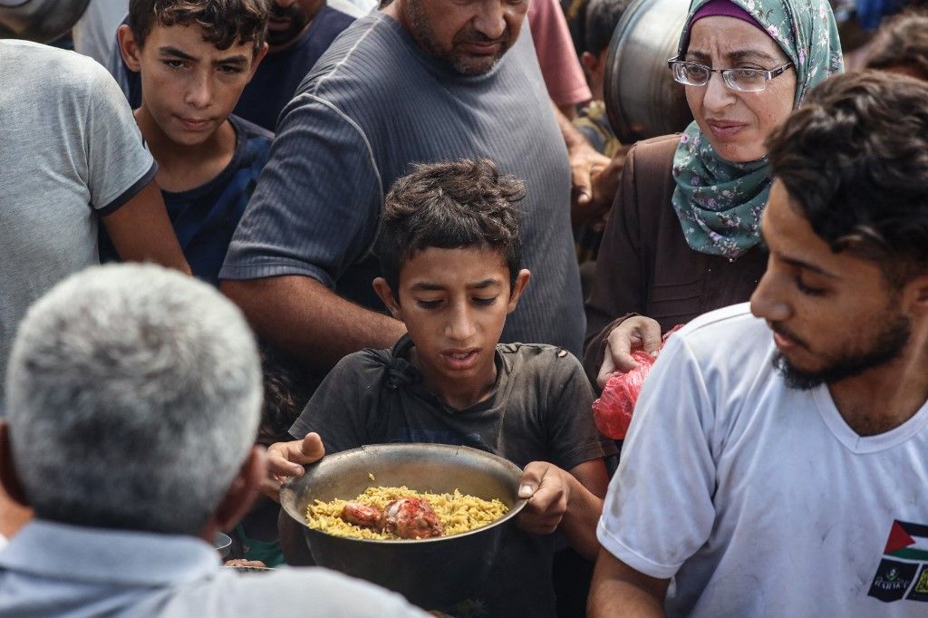 Izrael Daily Life In Gaza Amid Hamas-Israel Conflict
Palestinians receive cooked food rations as part of a volunteer initiative in a makeshift displacement camp in Deir Al-Balah, Gaza Strip, on September 23, 2024, amid the ongoing war between Israel and the Palestinian Hamas movement. (Photo by Majdi Fathi/NurPhoto) (Photo by MAJDI FATHI / NurPhoto / NurPhoto via AFP)