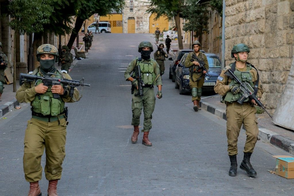 Israeli forces organized a provocative march
Israeli soldiers patrol a street. Hebron, West Bank, September 28, 2024. Israeli settlers, escorted by Israeli forces, held a march in Hebron. (Photo by Mosab Shawer / Middle East Images / Middle East Images via AFP)