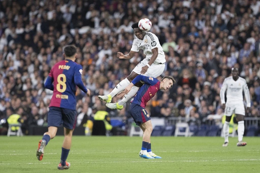 spanyolországi áradások 
Real Madrid CF v FC Barcelona - La Liga EA Sports
Aurelien Tchouameni of Real Madrid and Marc Casado of Barcelona fight for the ball during the La Liga 2024/25 match between Real Madrid and F.C. Barcelona at Santiago Bernabeu Stadium in Madrid, Spain, on October 26. (Photo by Guillermo Martinez) (Photo by Guillermo Martinez / NurPhoto / NurPhoto via AFP)