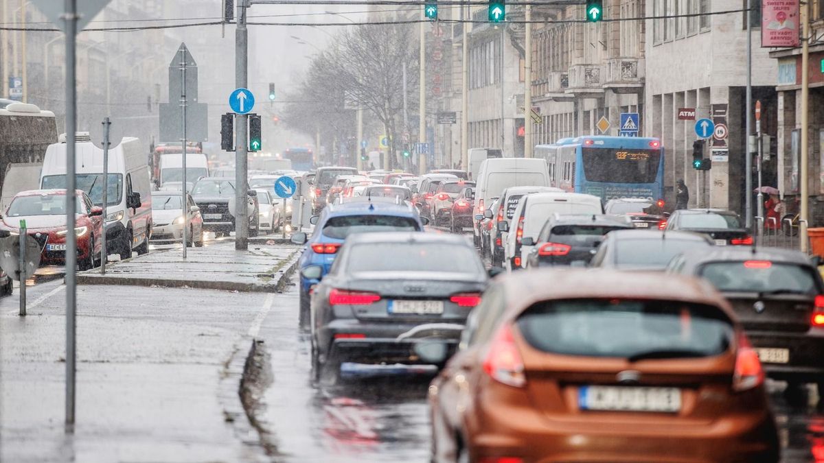 A budapesti közlekedést is megzavarta a havazás: mutatjuk hogy nem járnak a buszok 