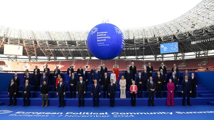 RAMA, Edi; VON DER LEYEN, Ursula; ZELENSZKIJ, Volodimir; MICHEL, Charles; KOBAHIDZE, Irakli; MACRON, Emmanuel; RUTTE, Mark; ORBÁN Viktor; STARMER, Keir; VUCIC, Aleksandar