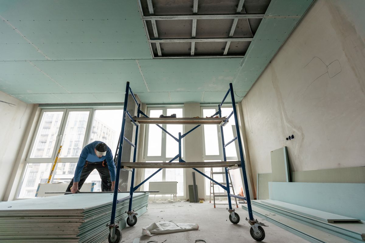 Construction worker installation ceiling work
brit gazdaság