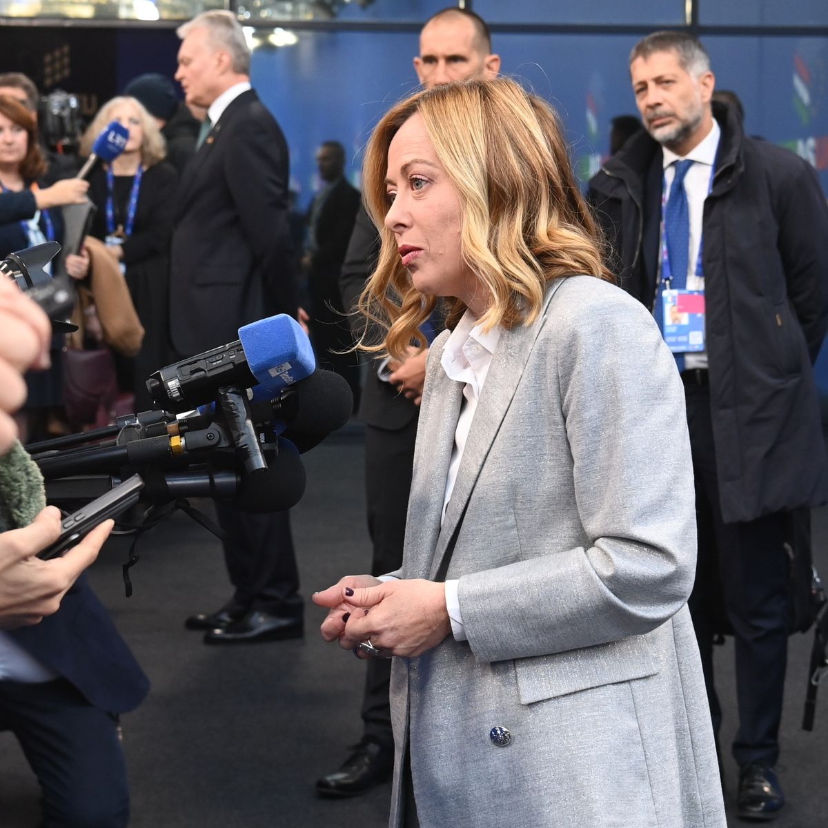 Az EU-csúcs résztvevőjeként Budapesten Giorgia Meloni olasz miniszterelnök azt sürgette: Európa ne Amerikára, hanem saját érdekeire figyeljen MELONI, Giorgia