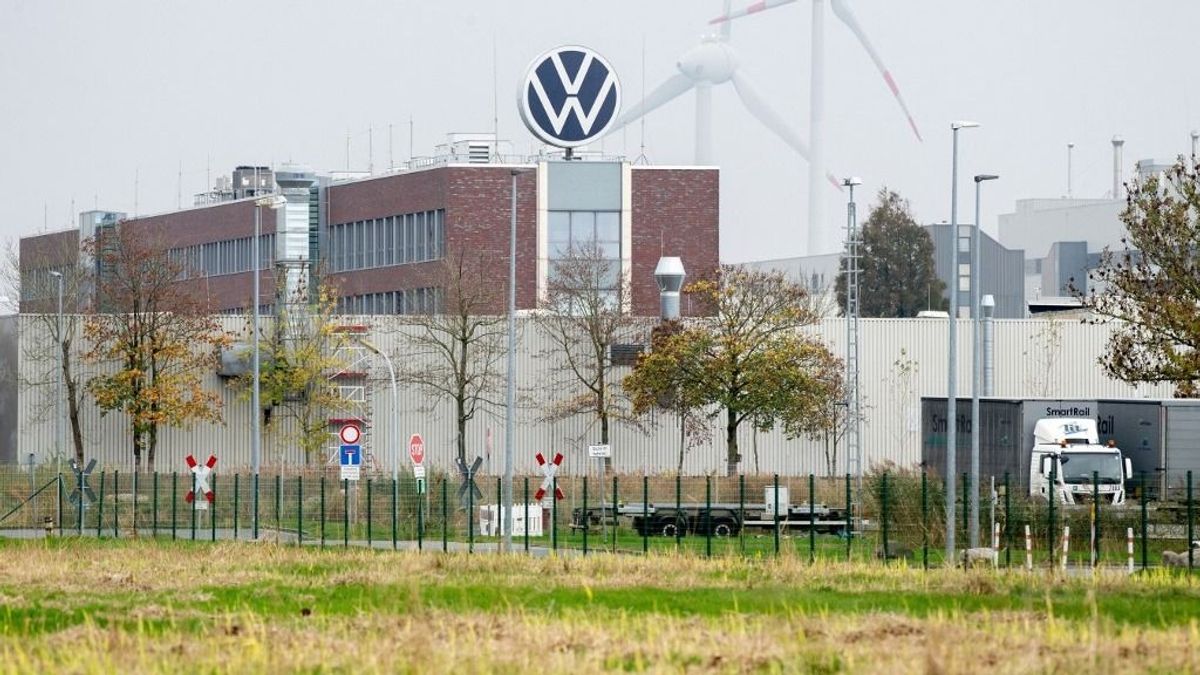 Volkswagen: készen állnak a sztrájkra a német dolgozók – már a jövő héten megkezdődhet