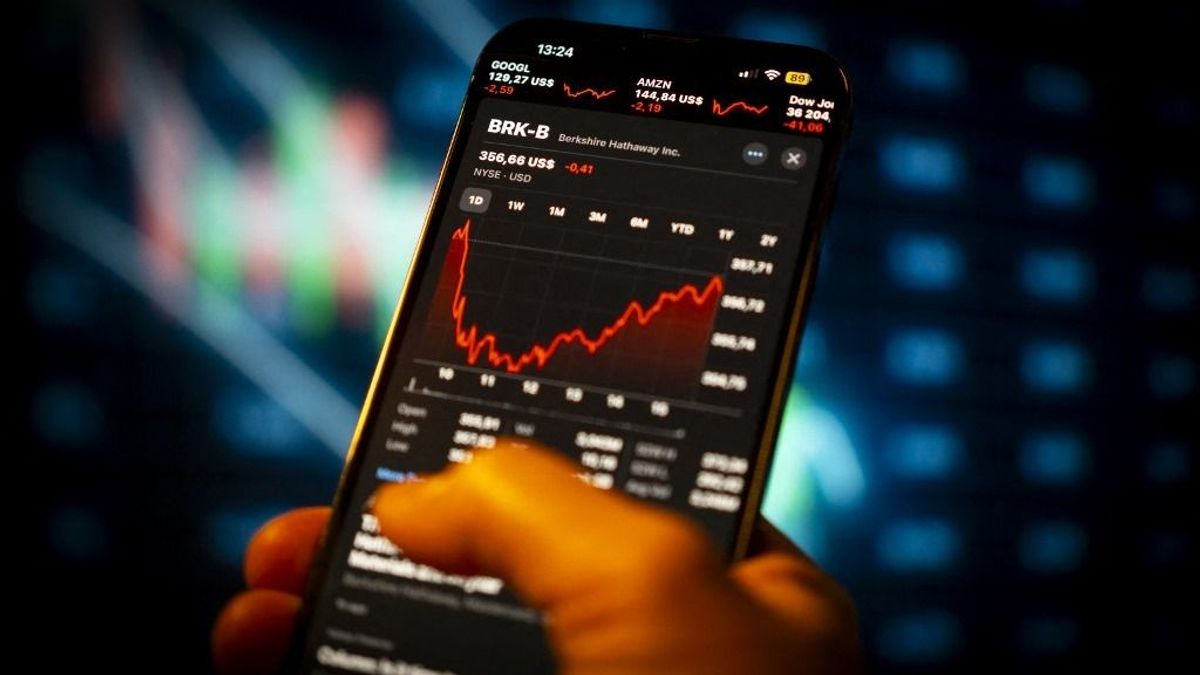 A Berkshire készpénze 325 milliárd dollárra emelkedett, mivel Warren Bufett értékesíti az Apple-t, és a Bank of America-t