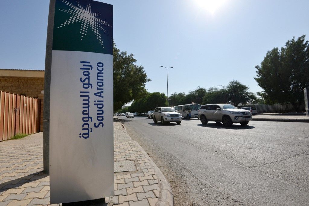 Saudi Aramco, osztalék, (FILES) A sign indicates the Saudi Aramco in front of the company's offices in the Saudi capital Ryadh on December 5, 2019. Energy giant Saudi Aramco reported a 15 percent year-on-year drop in third quarter profit on November 5, 2024, citing low oil prices. (Photo by FAYEZ NURELDINE / AFP)