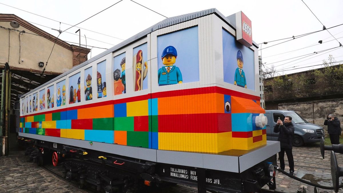 Egyedülállót alkotott a Lego és a BKK Budapesten– felfedték az életnagyságú Lego-villamost