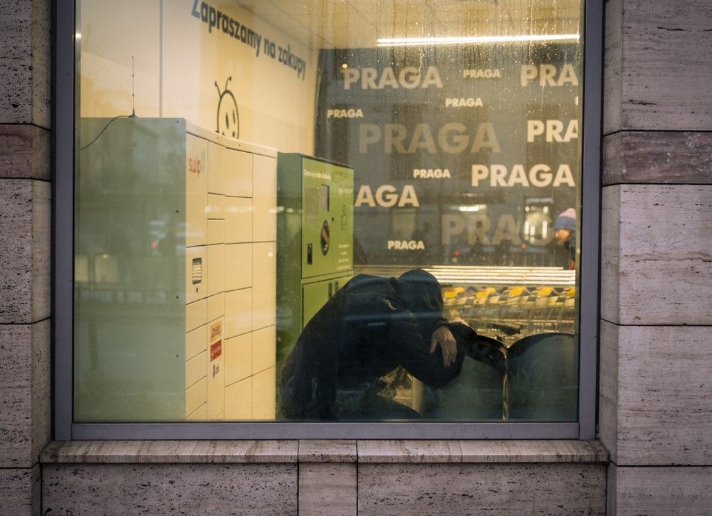 A lengyel bérek ereje megcsappant a Tusk-érában: elszunnyadt vásárló egy varsói Biedronka-üzletben Daily Life In Warsaw