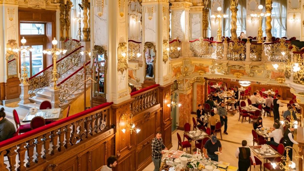 Magyarországon van a világ legszebb kávéháza: meglepő változásról döntött a New York Café Budapest