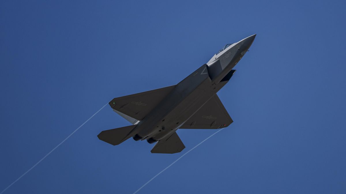 J-35A stealth fighter jet conducts adaptive training in Zhuhai, lopakodó vadászgép