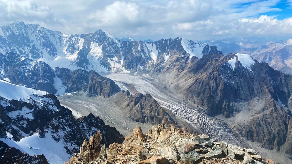 View,Of,The,Ak-say,Glacier,And,The,Kyrgyz,Ridge.,Ala
Kirgizisztán
Nagy Márton, Gulyás Gergő