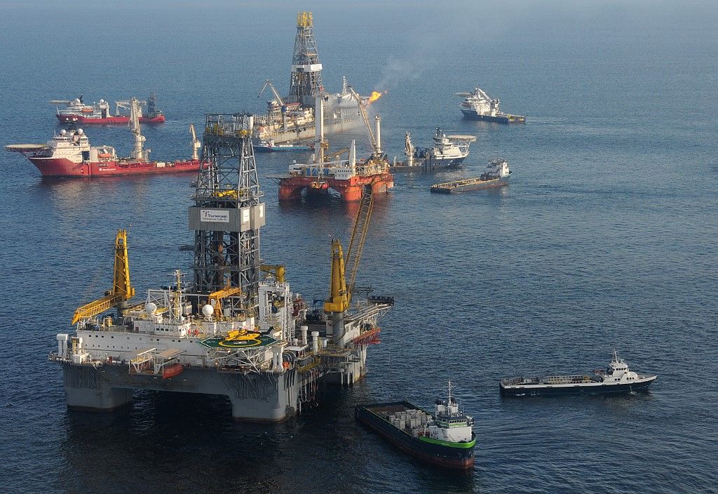 This US Coast Guard photo released on May 19, 2010 shows from foreground, the mobile offshore drilling unit (MODU) Development Driller II as it prepares to drill a relief well at the site of the Deepwater Horizon oil spill in the Gulf of Mexico on May 18, 2010, as the MODU Q4000 holds position directly over a damaged blowout preventer and the drillship Discover Enterprise continues to capture oil from the ruptured riser. AFP PHOTO/DoD/US COAST GUARD/ Petty Officer 3rd Class Patrick Kelley/HANDOUT/RESTRICTED TO EDITORIAL USE (Photo by Patrick Kelley / US COAST GUARD / AFP)