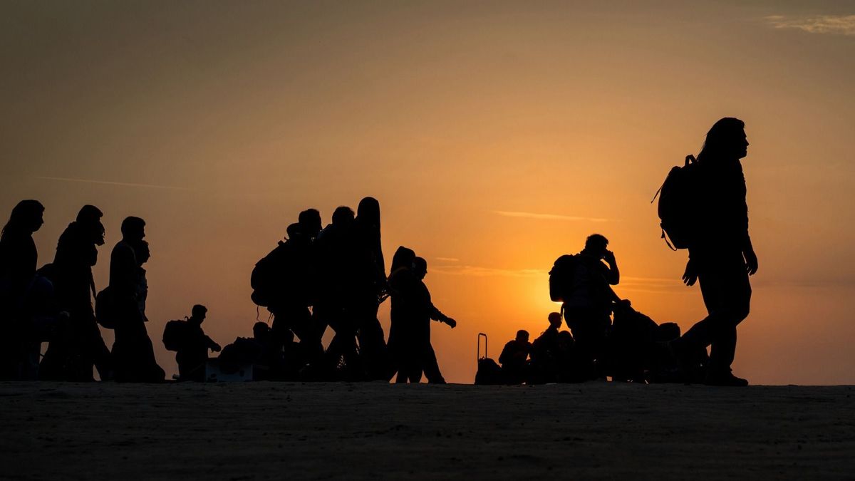 Column of migrants walking to the border, immigration crisis szlovén