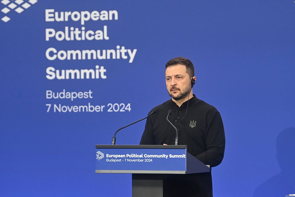 Budapest, 2024. november 7.
Volodimir Zelenszkij ukrán elnök sajtótájékoztatót tart az Európai Politikai Közösség (EPC) budapesti tanácskozása után a Puskás Arénában 2024. november 7-én.
MTI/Balogh Zoltán