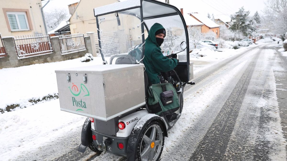 Káoszt hozott a havazás az utakon és a vasútvonalakon 