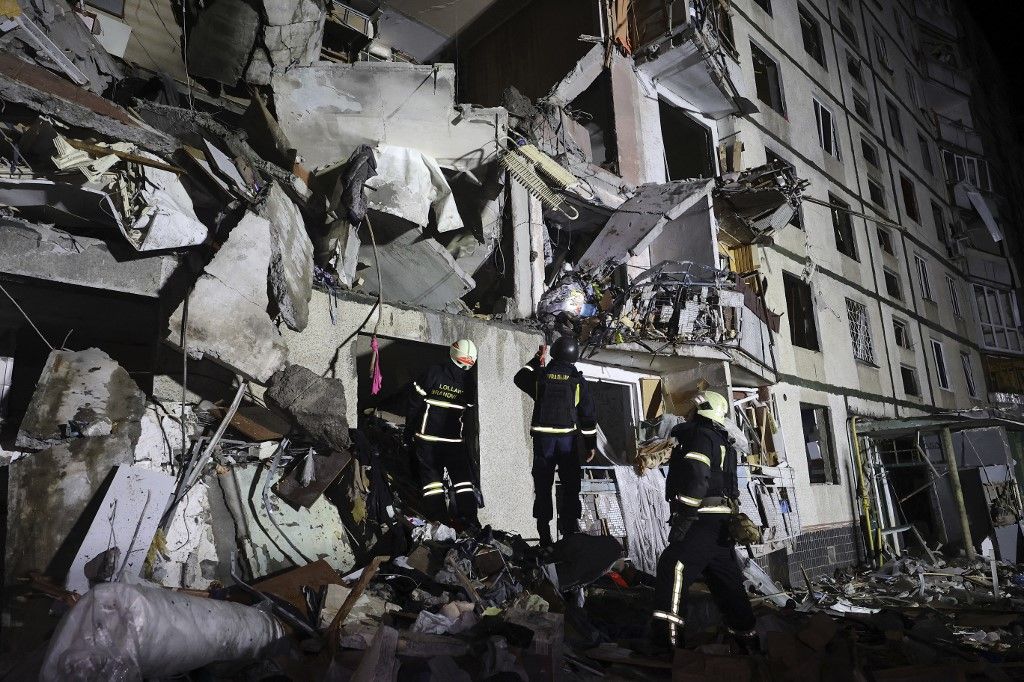 Russian bomb strikes Kharkiv apartment block