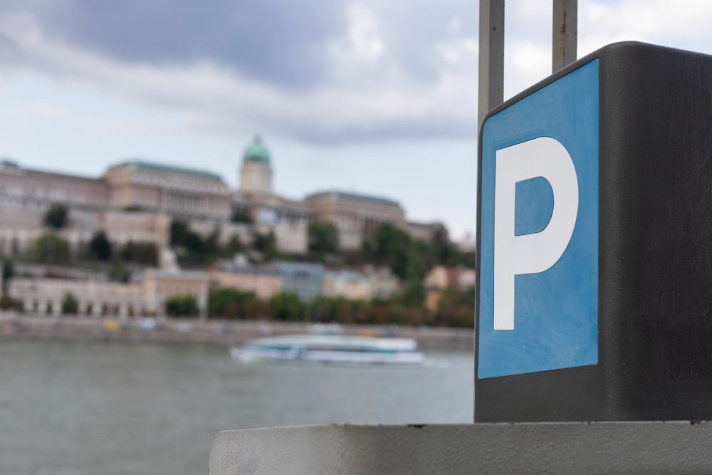 Parking,Payment,Machine,Along,The,Road,In,A,City,Downtown
