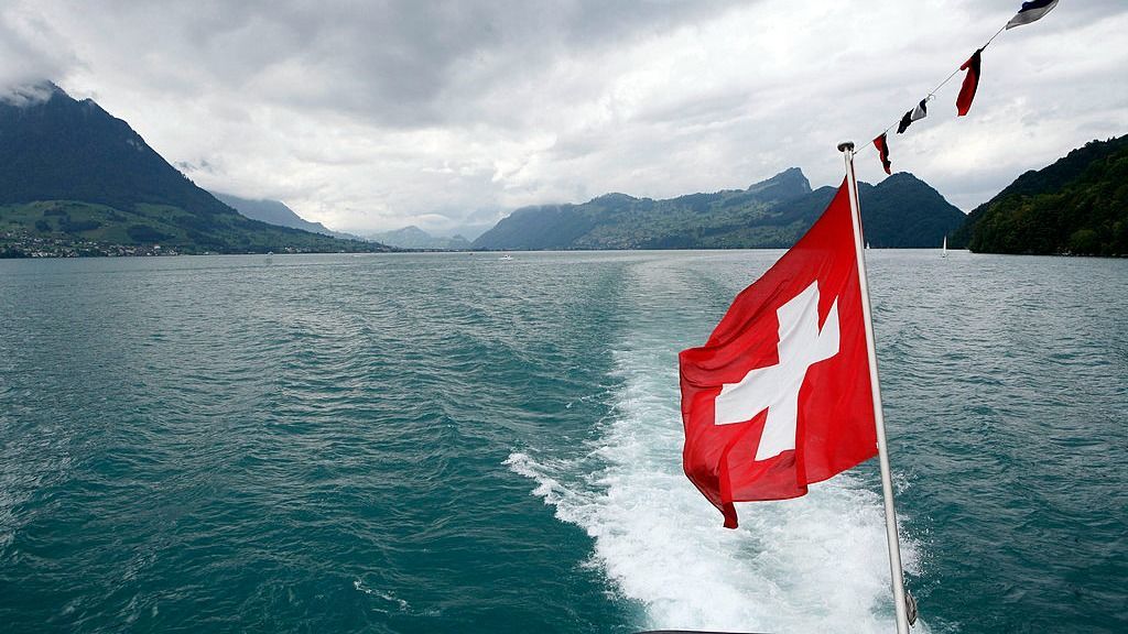 A Swiss flag is seen on a boat near Brunnen, Switzerland, Tu
Svájc