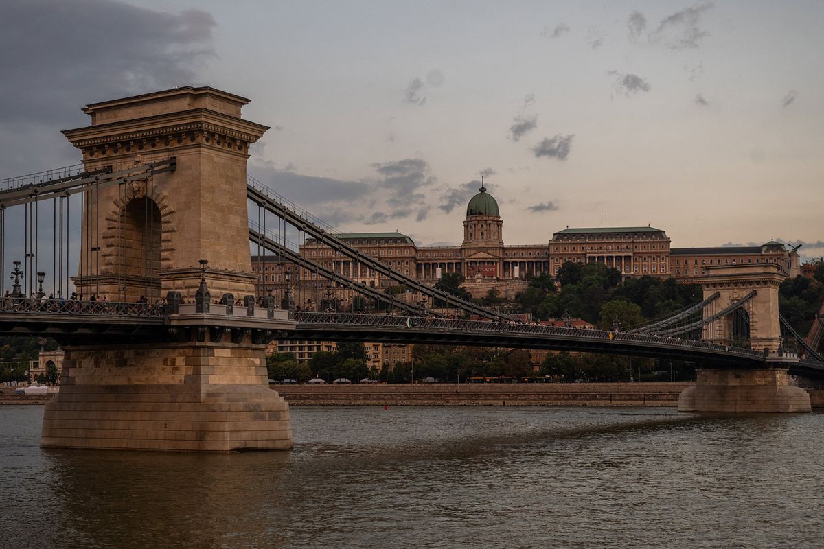 Budapest, 2023. augusztus 16.A Lánchíd Budapesten 2023. augusztus 16-án, három nappal a budapesti atlétikai világbajnokság kezdete előtt. Magyarország történetének legnagyobb sporteseményét augusztus 19. és 27. között rendezik.MTI/Balogh Zoltán