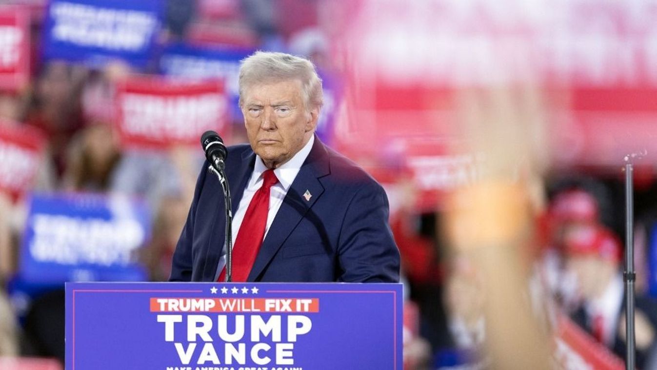 Former US President and Republican presidential candidate Donald Trump speaks during a campaign rally at the J.S. Dorton Arena in Raleigh, North Carolina, on November 4, 2024. Bitter rivals Kamala Harris and Donald Trump embark on a final frenzied campaign blitz Monday with both hitting must-win Pennsylvania on the last day of a tight and volatile US presidential election campaign. (Photo by Ryan M. Kelly / AFP) Trump vámjai