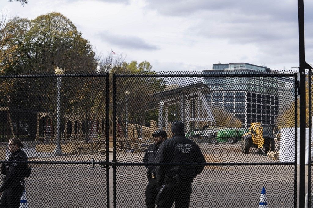 Nov 4th Washington DC 2024 Crews Out Side Howard University And The White House Putting Up Fencing amerikai elnökválasztás
On November 4, 2024, in Washington, DC, a day before election day, the Secret Service and businesses board up the front of buildings and place a fence around the White House perimeter. (Photo by Andrew Thomas/NurPhoto) (Photo by Andrew Thomas / NurPhoto / NurPhoto via AFP)