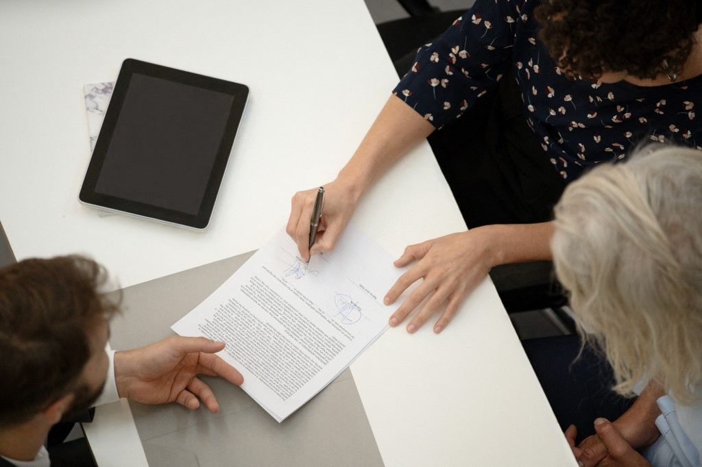 Adult woman signing contract during interview with lawyer, Az új munkáshitel alapjaiban rengetheti meg a személyi kölcsön piacát