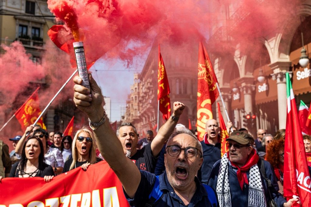 olasz autóipari munkások tüntetnek 
  
Protest Of Automotive Workers To Ask For The Relaunch Of The Car In Italy