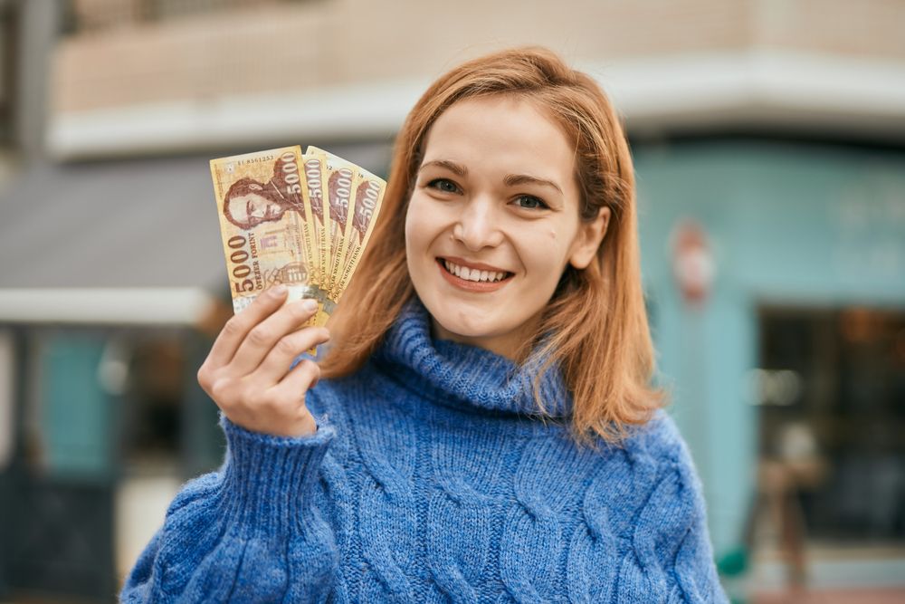 Young,Caucasian,Girl,Smiling,Happy,Holding,Hungarian,Forint,Banknotes,At
bruttó átlagbér