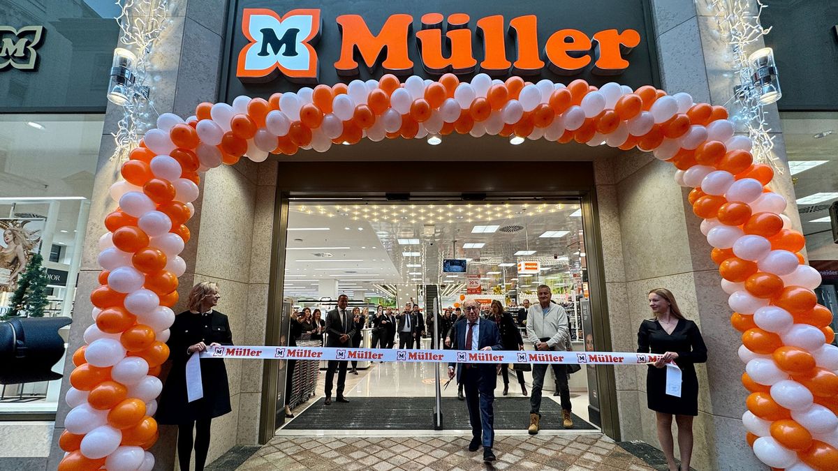 A Müller megnyitotta új, zászlóshajó üzletét: brutális nyitási akcióval várják a vásárlókat
