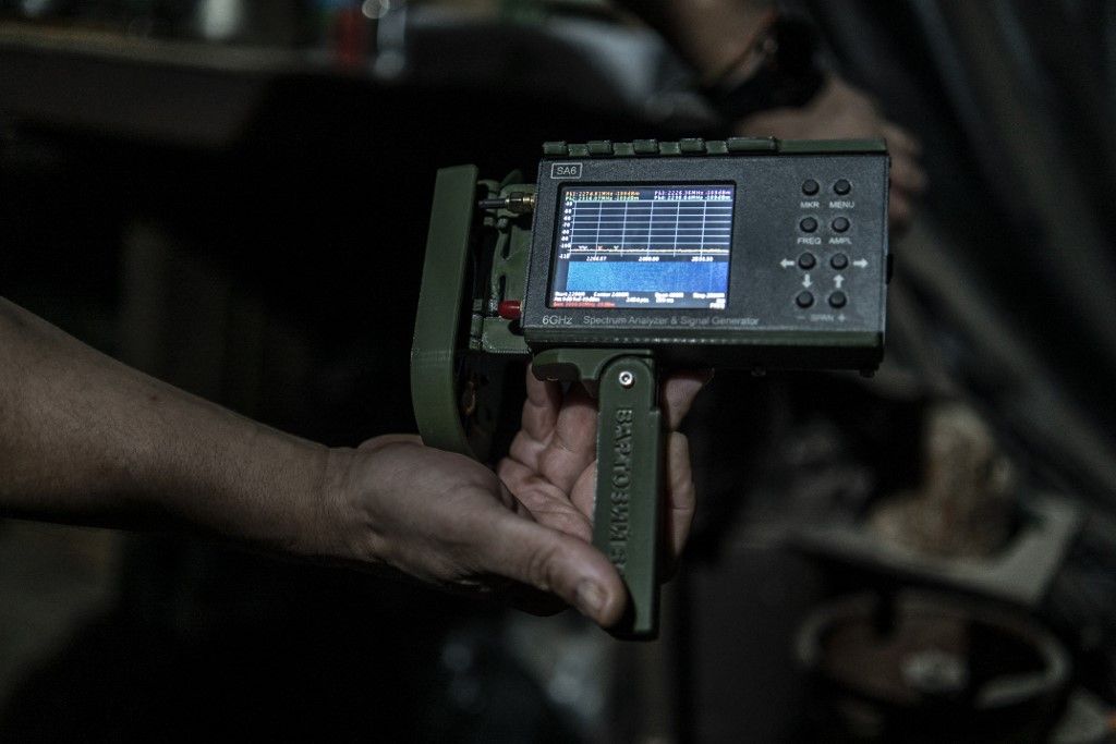 UKRAINE WAR A Dnyeper folyó közelében található ukrán egységek által használt légi radar annak ellenőrzésére, hogy orosz drónok vagy repülőgépek repülnek-e a pozíciójuk felett.