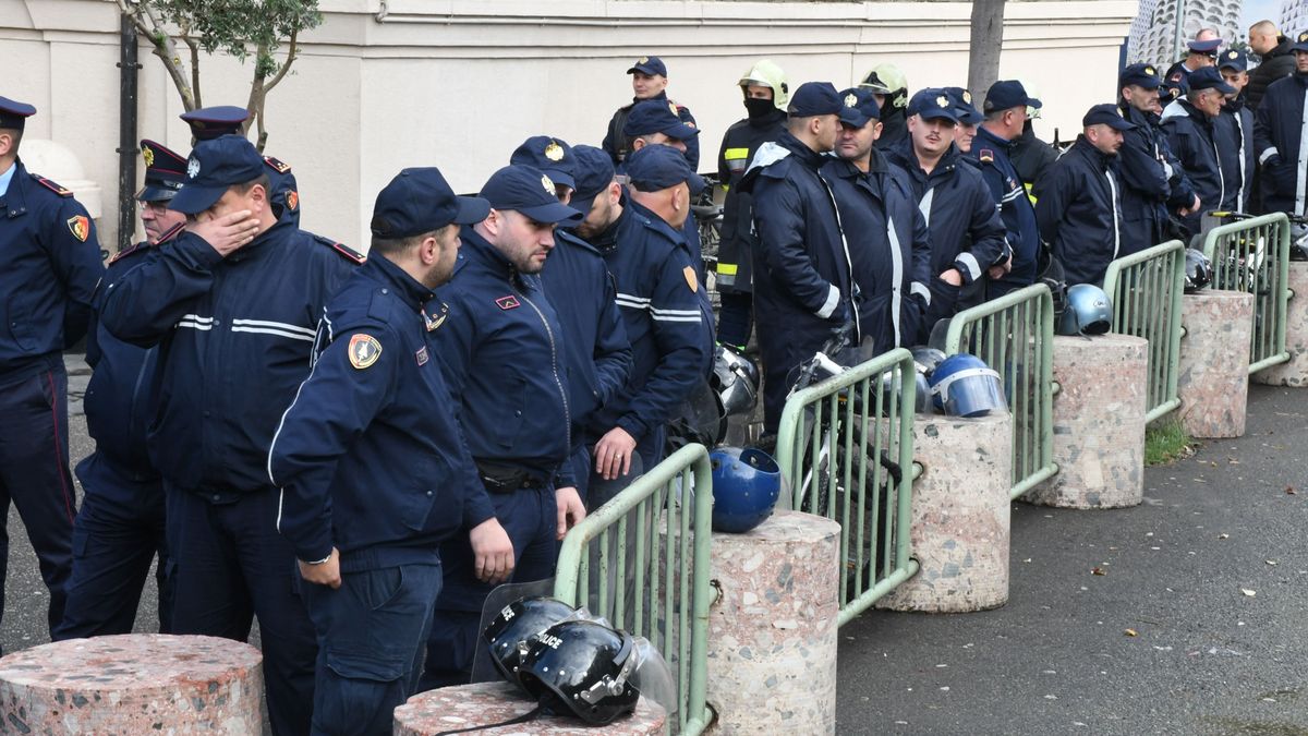 Protests continue demanding resignation of Tirana Mayor Veliaj in Albania albánia