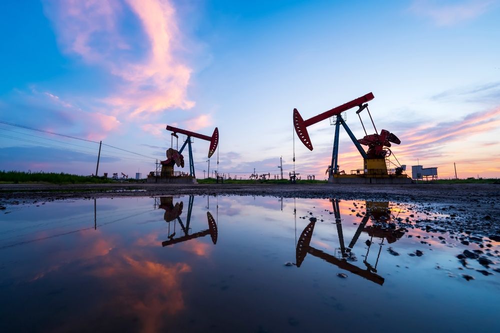 Oil,Field,Site,,In,The,Evening,,Oil,Pumps,Are,Running, olajkartell