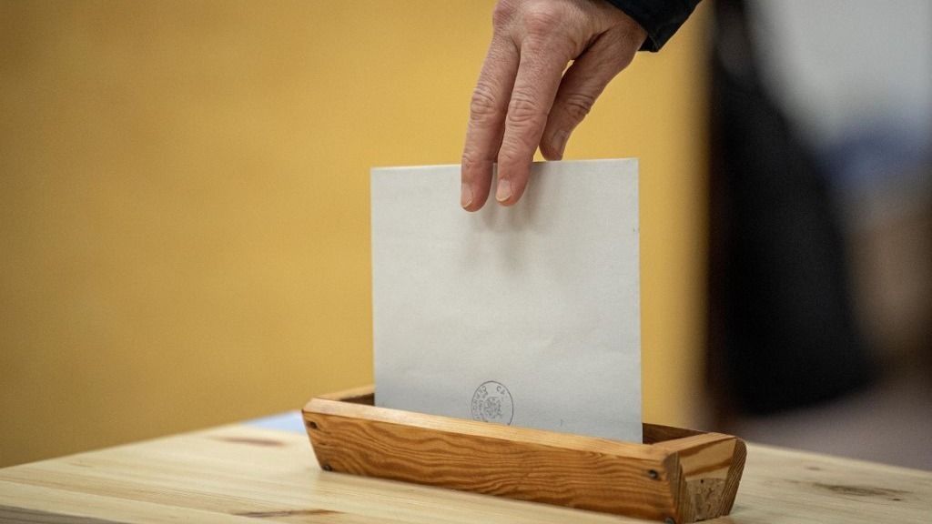 CERNOUSEK, CZECH REPUBLIC - JANUARY 27: A woman casts his vote during the second round presidential elections in Cernoucek (near Prague), Czech Republic on January 27, 2023. The second round of elections will take place in the Czech Republic on 27-28 January 2023. Lukas Kabon / Anadolu Agency (Photo by Lukas Kabon / ANADOLU AGENCY / Anadolu via AFP)
választás