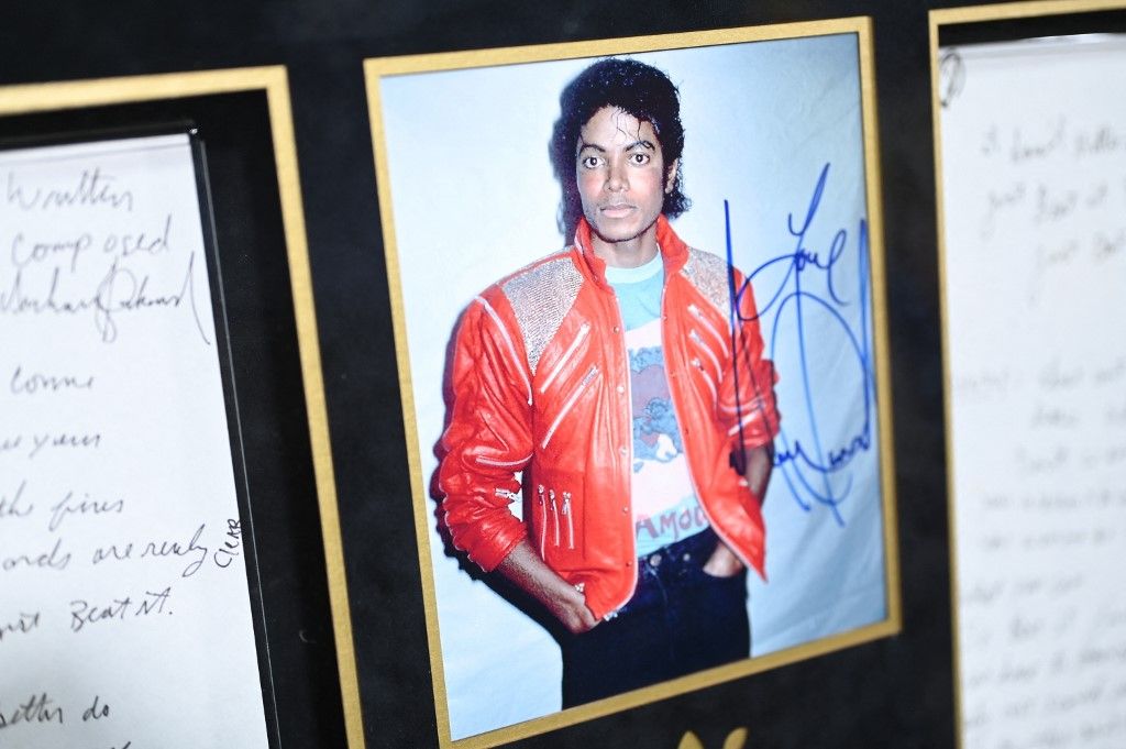 Michael Jackson's iconic Thriller jacket up for sale in London
 aláírás autogram